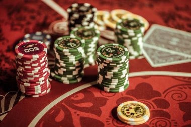 Live Sic Bo dealer rolling dice at istanaimpian4 studio